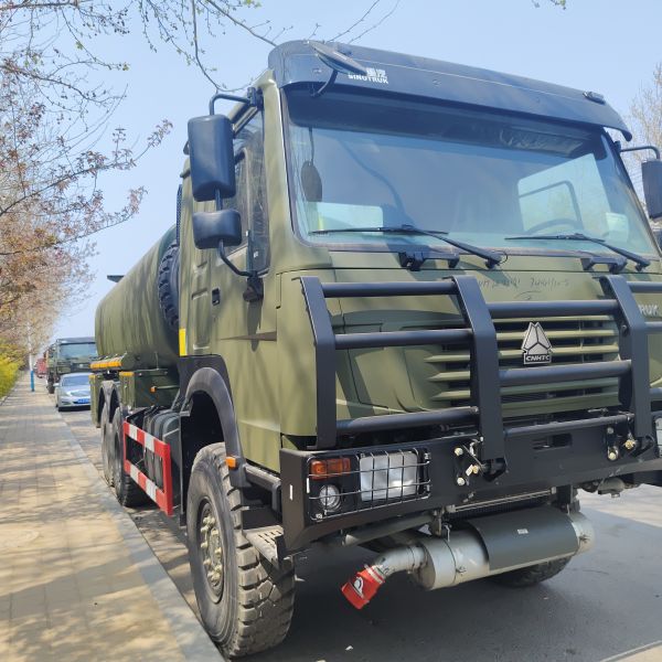 HOWO 6x6 Fuel Tank Truck with 6x6 All-Wheel Drive, 15,000L - 25,000L Capacity, and SINOTRUK Diesel Engine for Off-Road Fuel Transportation