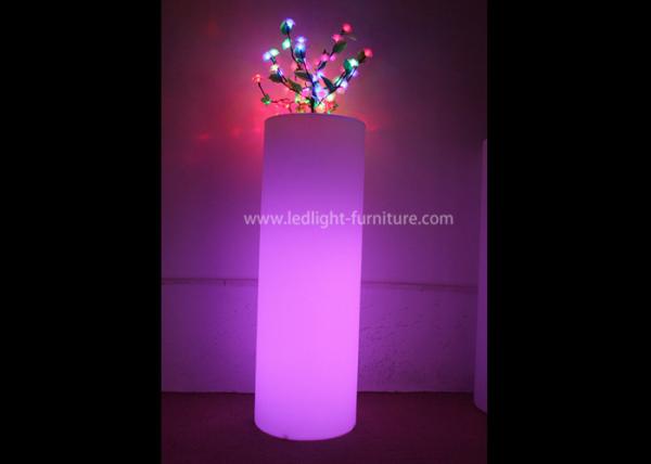 As decorações das colunas do casamento conduziram as colunas claras impermeáveis com parte superior do suporte da flor