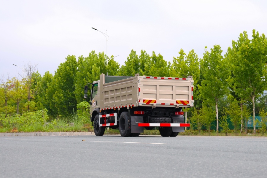 Export Dongfeng four-wheel-drive flathead dump truck