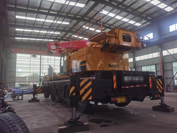 Une pompe à béton à cinq bras jaune en 2010 à un coût abordable