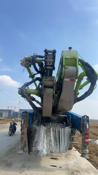 Une pompe à béton Zoomlion de 63 m utilisée pompe efficacement et en bon état