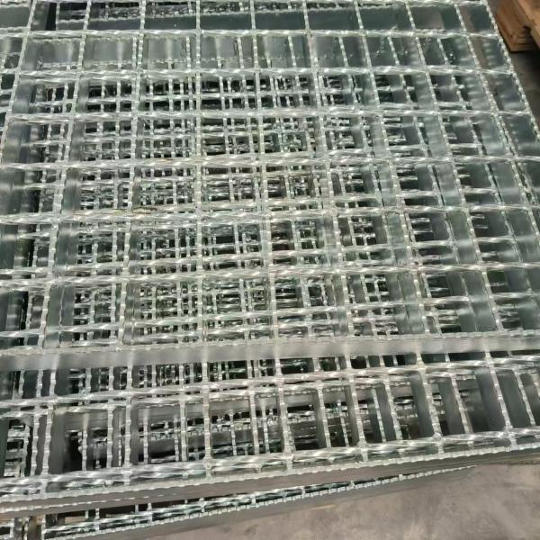 Ventilated explosion-proof steel grating plate with light weight and strong bearing capacity