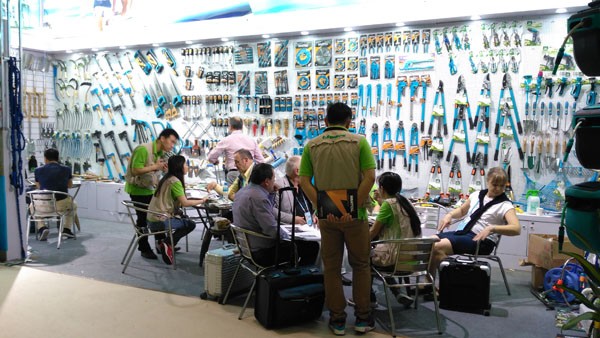 DIY Grade Plastic Handle Bypass Pruning Shear Customizable with OEM Customization