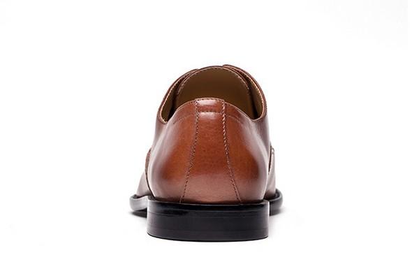 Os homens feitos a mão Brown do escritório atam acima da sola de couro clássica de Goodyear das sapatas de vestido