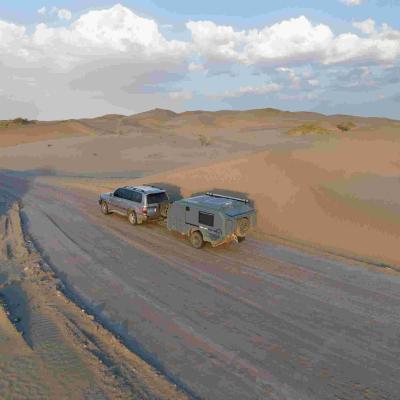 Trailer de viagem todo terreno preto branco NJSTAR EXPLORER 4x4 Camper Trailer