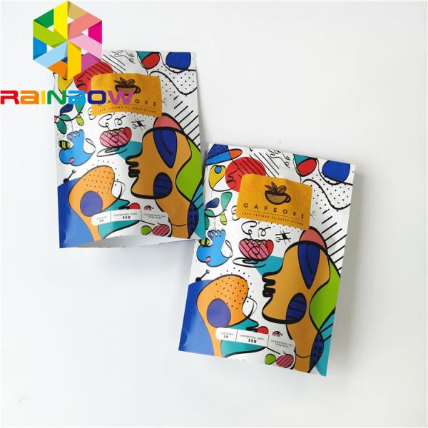 A impressão de Digitas está acima sacos de empacotamento da folha lamina o logotipo material personalizado