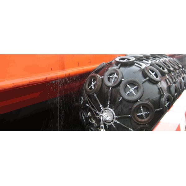 Обвайзер Ева морской шлюпки томбуев зачаливания плавая пенится заполненный