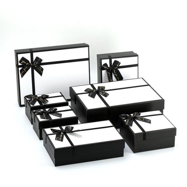 Logotipo personalizado Ropa negra y blanca Embalaje de regalo cosmético cinta Caja de papel duro con tapas