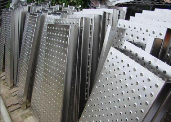Grillage métallique perforé de haute précision | Acier durable, trous de ventilation pour la filtration