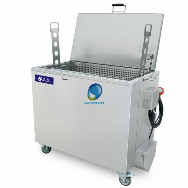 A cozinha comercial embebe a remoção do carbono e do solo do tanque para a limpeza da capa