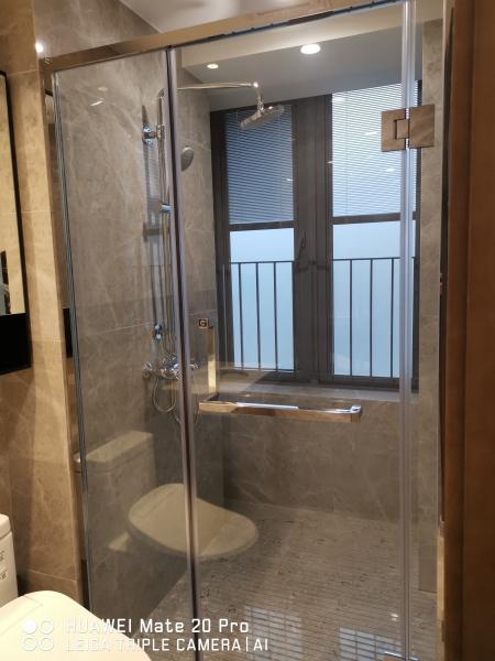 Hotel emoldurado vidro temperado chuveiro gabinete aço inoxidável direto porta de chuveiro de vidro balançante