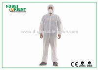 Trajes blancos de protección desechables con capucha y cubierta para los pies de polipropileno PE para un ambiente limpio