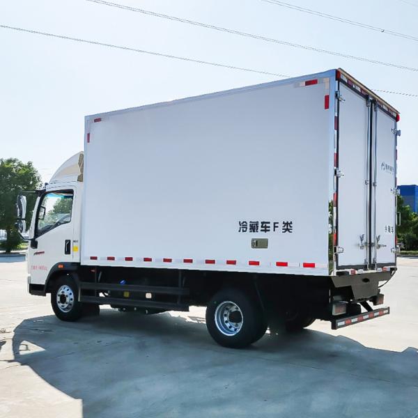 Howo 4x2 Refrigerated Truck Wide Body Automatic Transmission 4000x2100x2100 mm Box Dimensions Gross Vehicle Weight ≤5T