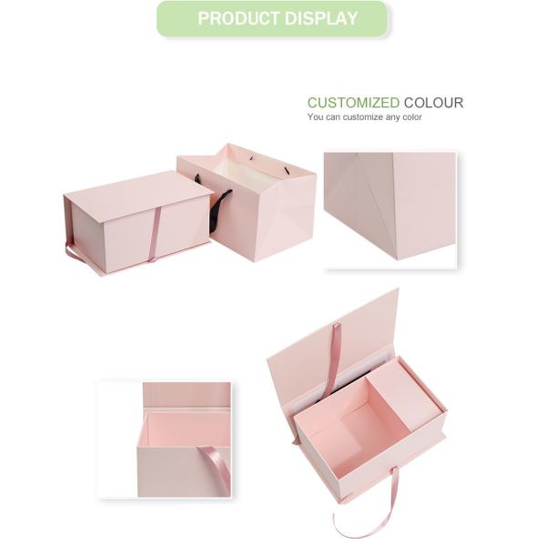 Цветки украшают дырочками коробку складного подарка упаковывая с бумажными мешками ленты