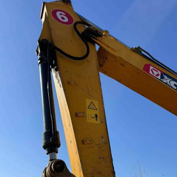Used XCMG 215D 20 Ton Crawler Excavator Heavy Duty Industrial Construction Digger Machine