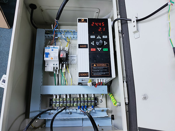 Транспортер нержавеющей стали 304 управлением PLC изогнутый для материалов пропуска
