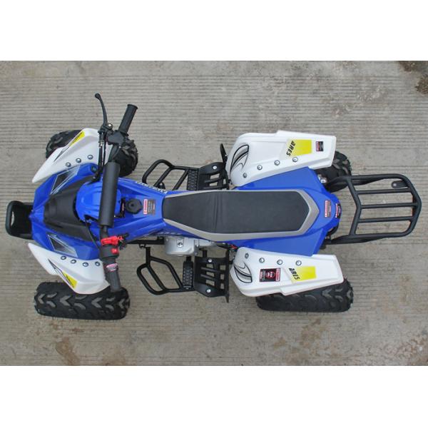 молодость участвуя в гонке АТВ 7