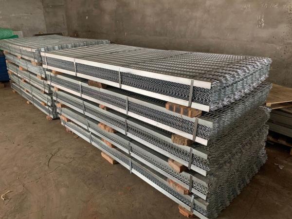 Stainless Steel Staircase Anti - Slip Steel Mesh / Expanded Metal Fence Free Sample