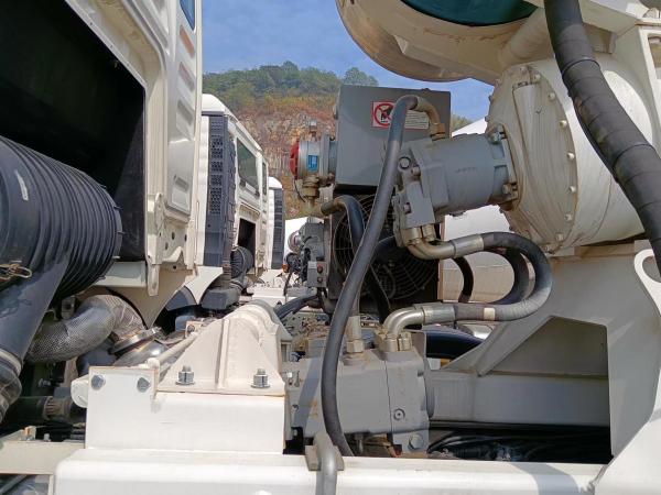 Cylinder Type Concrete Mixer Trucks High Speed With Vibrating Amplitude 2.6mm HOWO