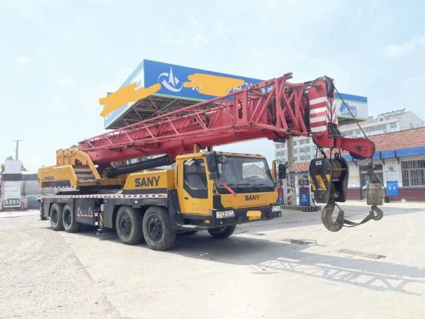 2012 Équipement lourd 75 tonnes Grue télescopique montée sur camion pour un transport facile