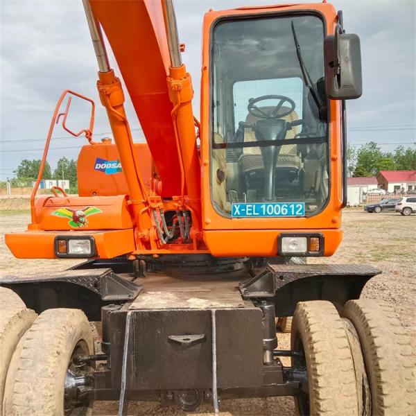 Excavadora de segunda mano Doosan DH150 con un peso de máquina de 15000 KG en el medio