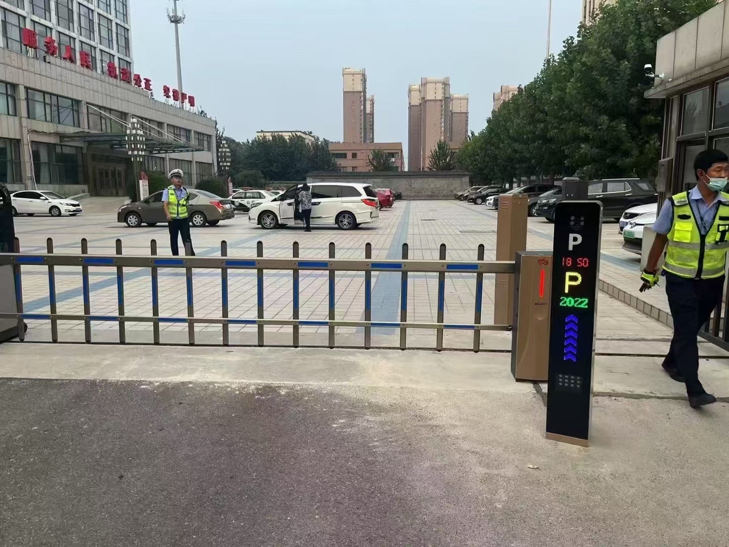 Delay Auto-Closing RS485 Communication 4.5m Fence Length Non-Spring Boom Barrier Gate for Parking Lots