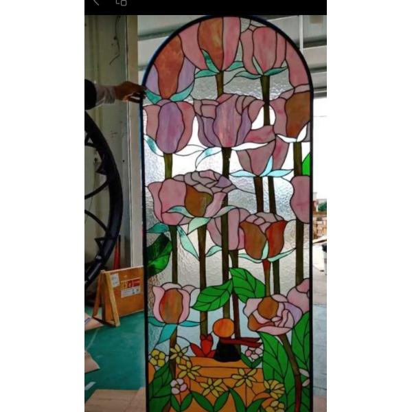 Круглое витражное окно внутри католической церкви украсить стеклянную дверь панель