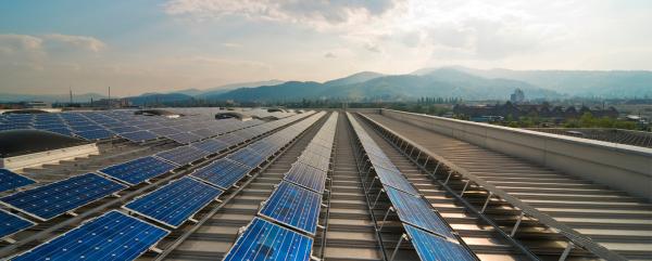 Inclinaison de systèmes de support de toit de panneau solaire de lien de grille - vers le haut de couleur naturelle industrielle pénétrée