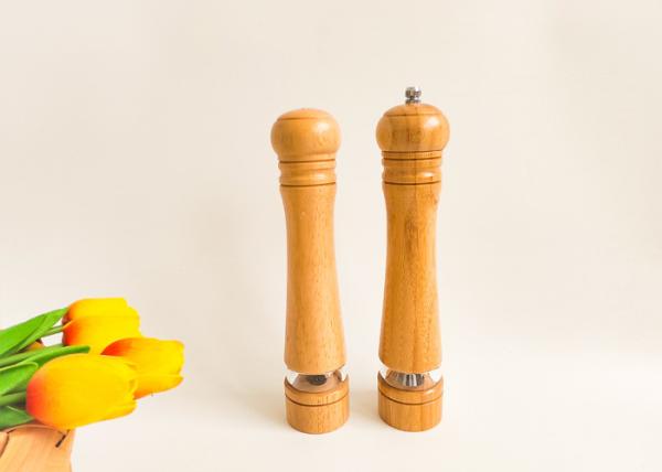 Des broyeurs à épices en bois de couleur naturelle pour un broyage lisse et uniforme