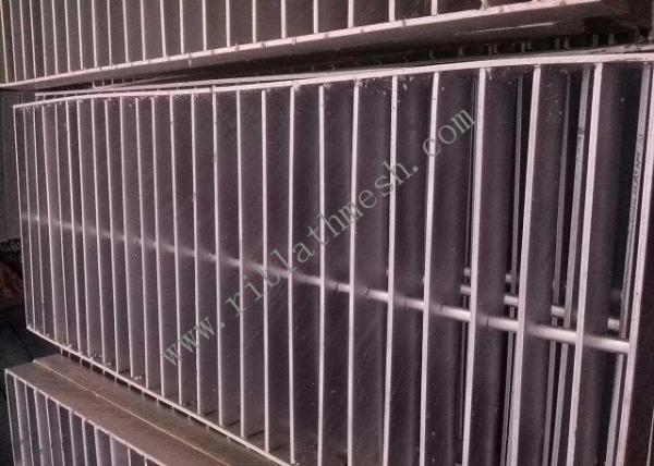 Hot Dipped Galvanized Steel Grating Perforated Metal Mesh 20mm-150mm Cross Bar Pitch