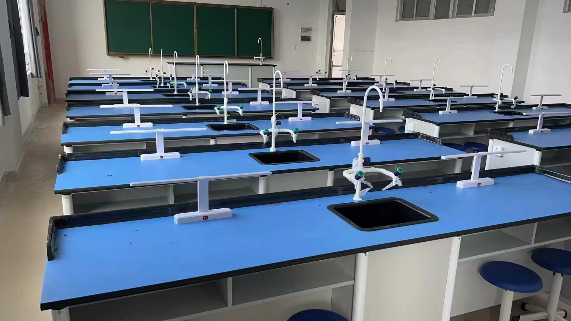 Durable Educational Laboratory Furniture Ergonomic University Desk And Chair Versatile