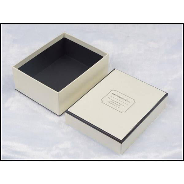 Tamaños personalizados Levante la tapa de papel de color caja de embalaje de ropa con el logotipo del cliente