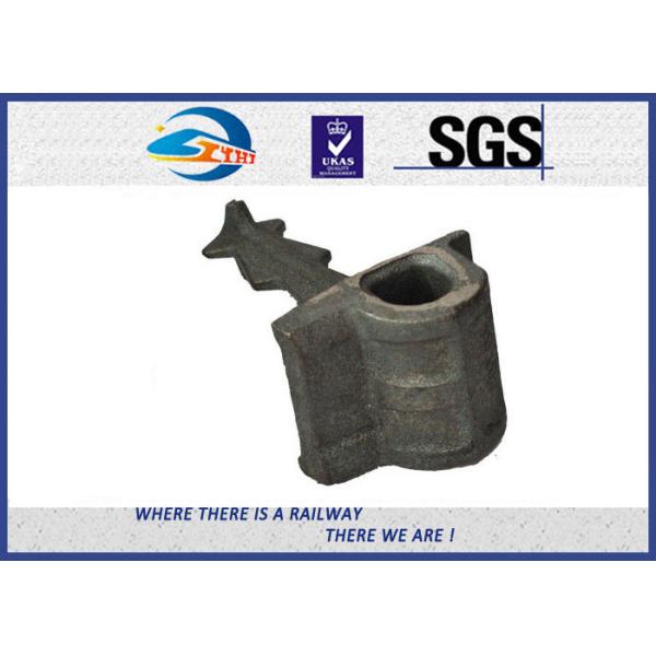 Конкретным часть рельса литого железа крепежной детали слипера железнодорожным врезанная плечом