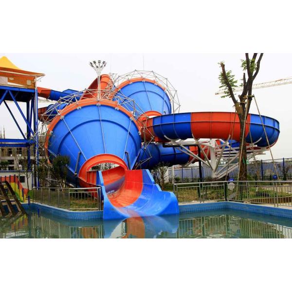 Водные горки аквапарк игры семьи самые быстрые, люди идя вниз с водных горок истерики