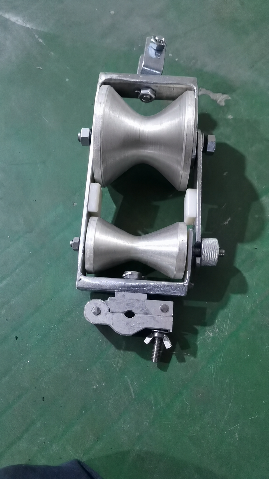 Double Pulley Stringing Block with 2kN Rated Load and Lightweight Design for OPGW ADSS Cable Installation