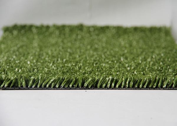 Verde de colocação artificial da grama do campo de tênis falso do relvado com a pastagem da almofada de choque