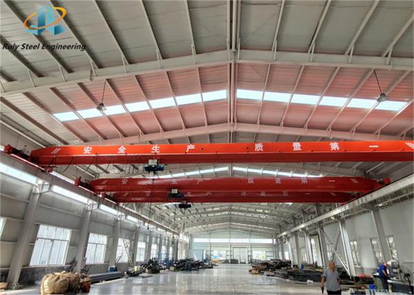 Entrepôt préfabriqué en structure d'acier avec design industriel