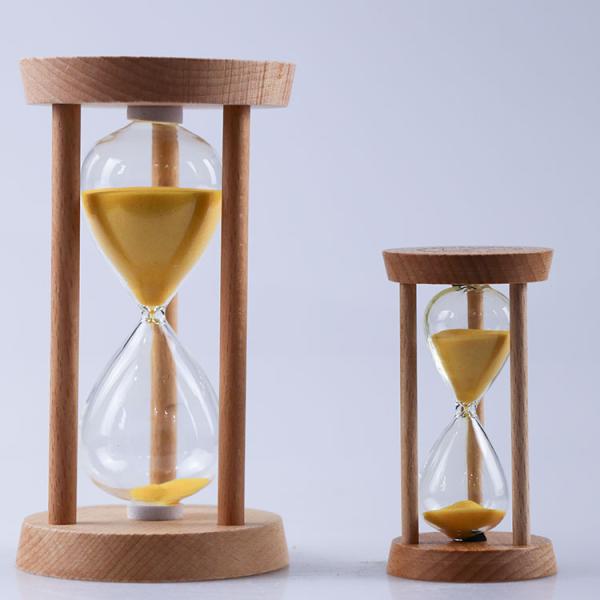 Le sablier en bois de trois piliers a adapté la minuterie aux besoins du client antique de sable pour le cadeau