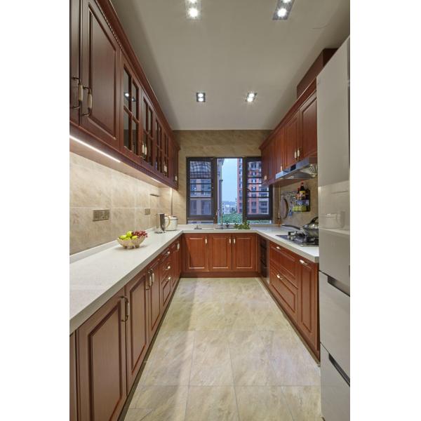 Gabinete de cocina acabado en chapa de madera con isla