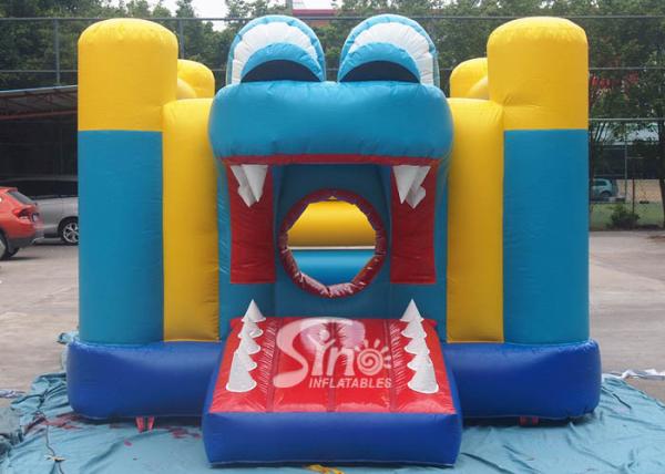 O leão-de-chácara inflável do crocodilo grande interno da boca das crianças com o EN14960 certificado vem com o ventilador do CE de sino Inflatables