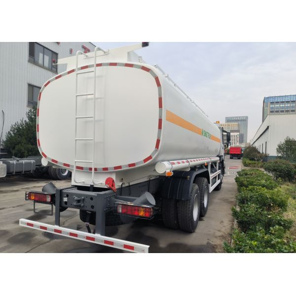 Sinotruk Howo 20CBM Fuel Tank Truck 10Wheels 340Hp 6 × 4 Multiple Compartments