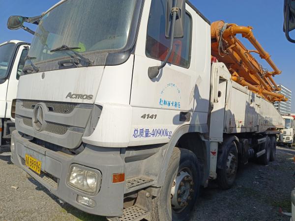 Camión bomba de hormigón Zoomlion 52M de 2013 sobre chasis Mercedes-Benz 52 metros