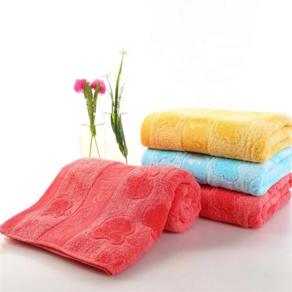 Une serviette de bain en fibre de bambou de couleur personnalisée pour hommes et femmes adultes