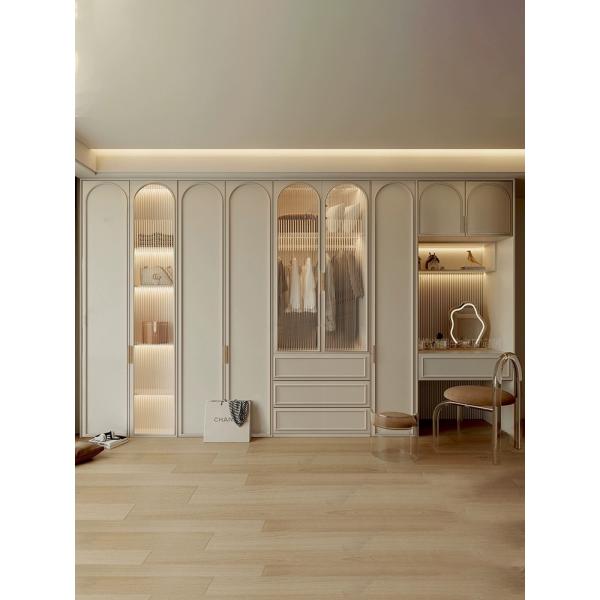 Золотая отделка гардероб с столом и спальной мебелью