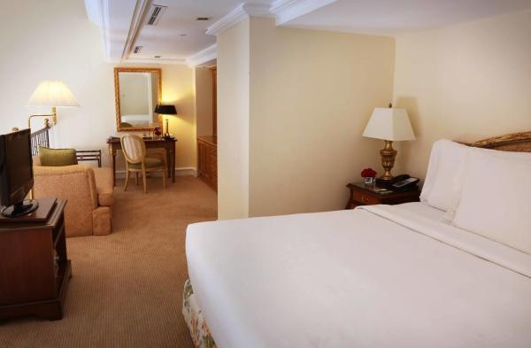 A mobília antiga do quarto do hotel da parte alta ajusta a densidade da esponja da densidade 30-45