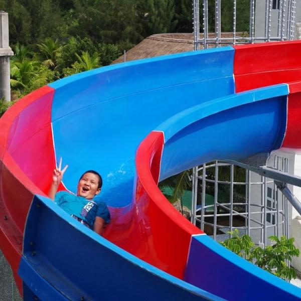 Sturdy Spiral Pool Slide Outdoor Water Slide Equipment Wear Resistance