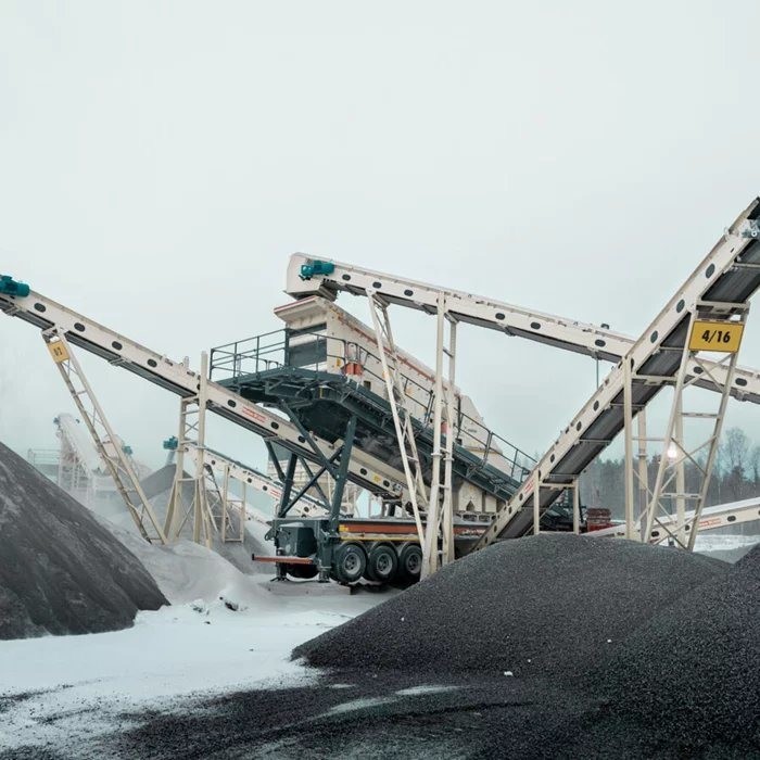 Advanced Technology Mobile Jaw Crusher with Vibrating Screen and Feeder 1