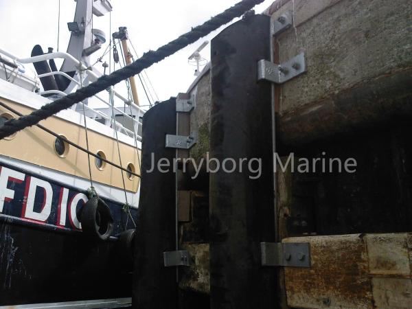 Fender DD marinho com fenderes de borracha tipo D para aplicações pesadas