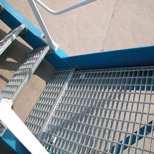 A fixação aparafusada anti deslizamento galvanizou passos de escada do metal das etapas de aço da raspagem