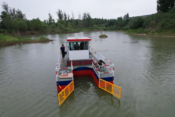 Eco-Friendly Aquatic Weed Harvester Boat 1.8m Cutting Width 5CBM Hopper